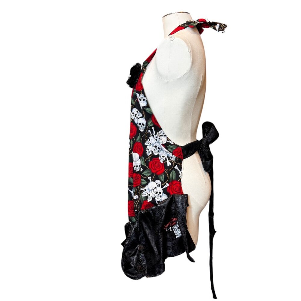 Gorgeous black and red skeleton full apron NWOT - Picture 3 of 3